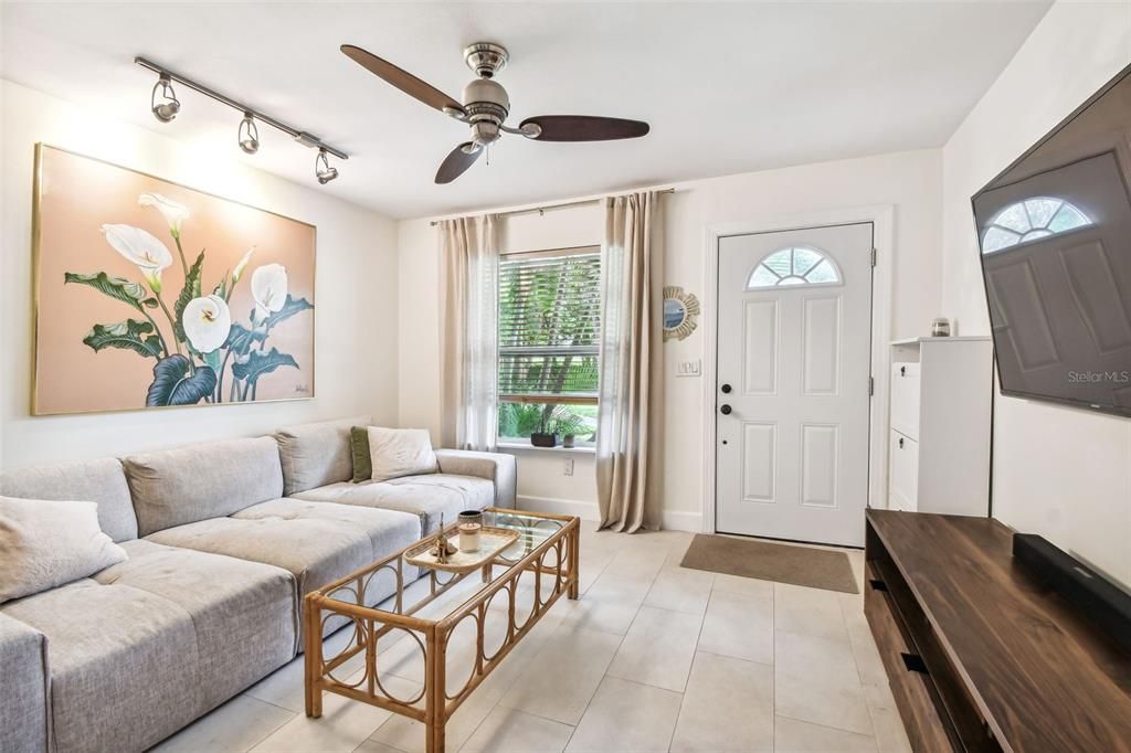 Active With Contract: $240,000 (2 beds, 1 baths, 886 Square Feet)