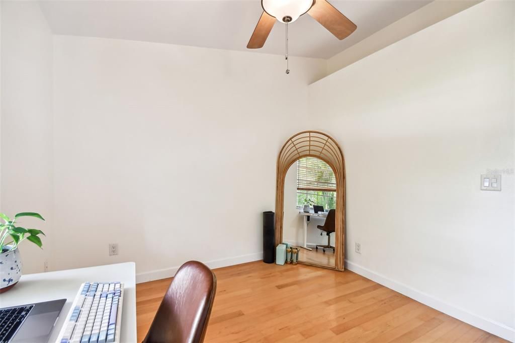 Active With Contract: $240,000 (2 beds, 1 baths, 886 Square Feet)