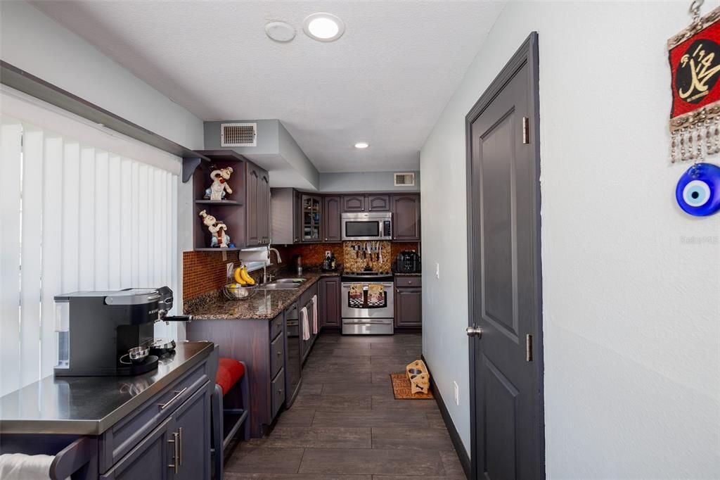 Active With Contract: $249,900 (2 beds, 2 baths, 1050 Square Feet)