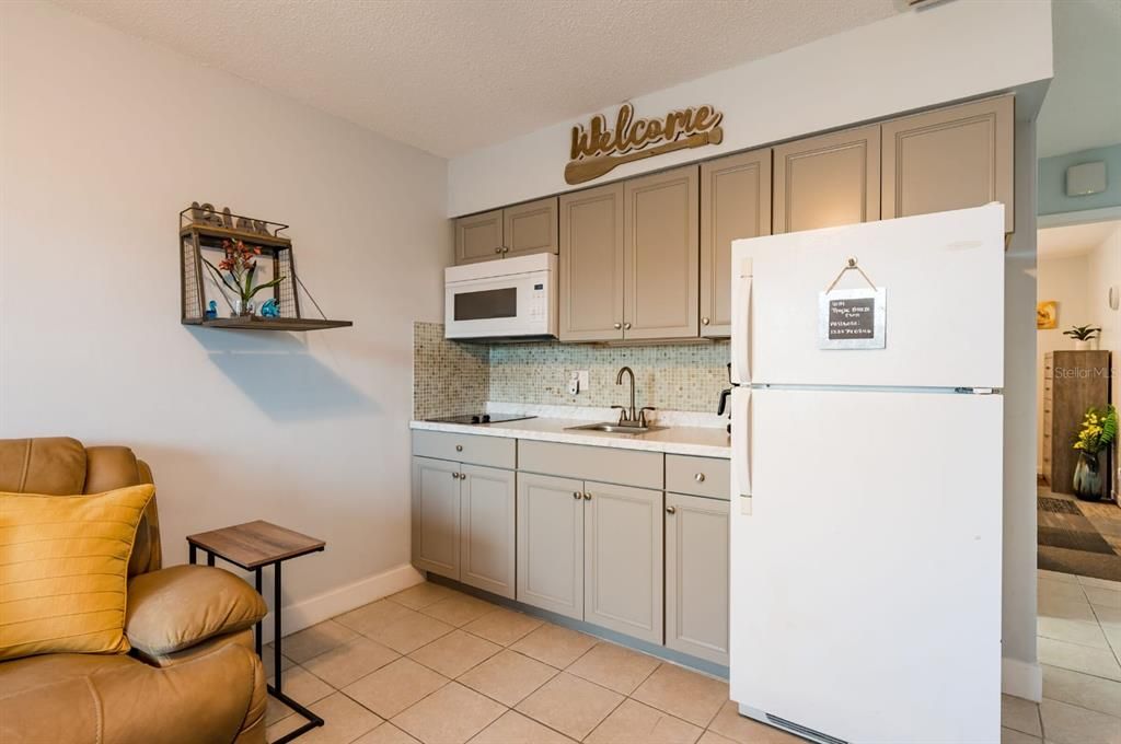 Active With Contract: $328,000 (1 beds, 1 baths, 393 Square Feet)