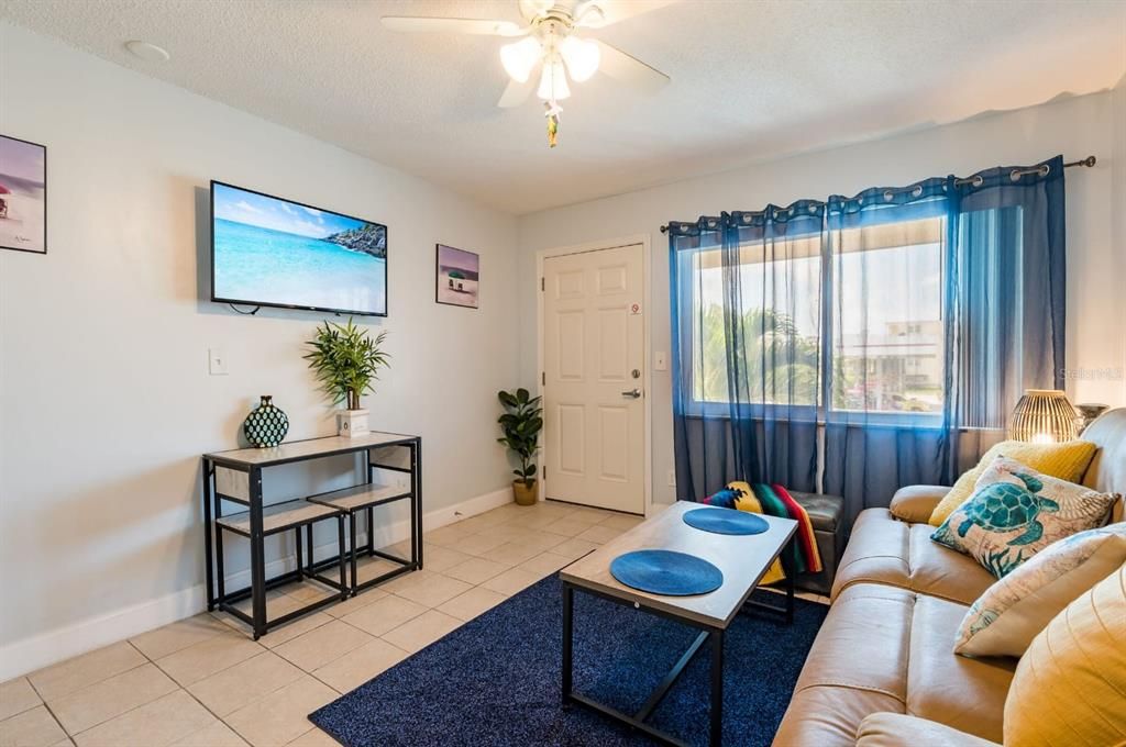 Active With Contract: $328,000 (1 beds, 1 baths, 393 Square Feet)