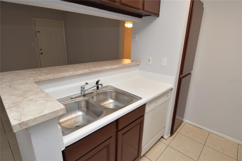 Active With Contract: $1,700 (2 beds, 2 baths, 1007 Square Feet)