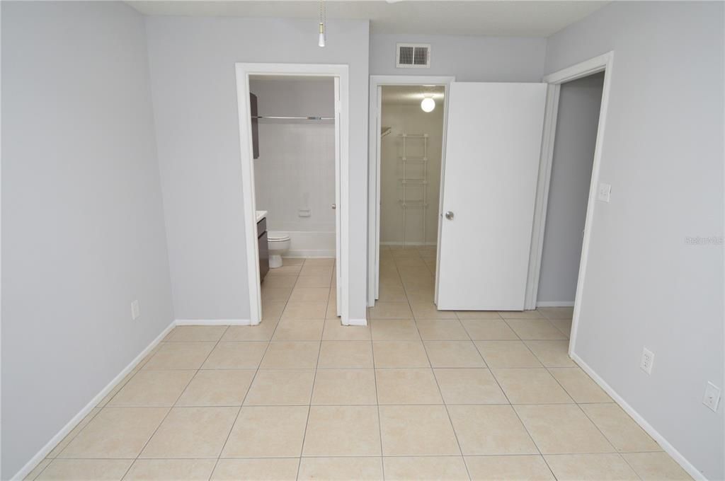 Active With Contract: $1,700 (2 beds, 2 baths, 1007 Square Feet)