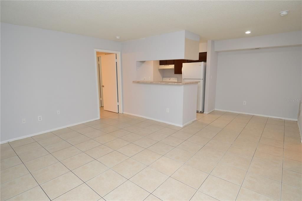 Active With Contract: $1,700 (2 beds, 2 baths, 1007 Square Feet)