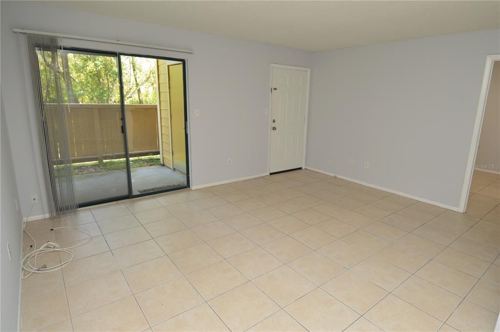 Active With Contract: $1,700 (2 beds, 2 baths, 1007 Square Feet)