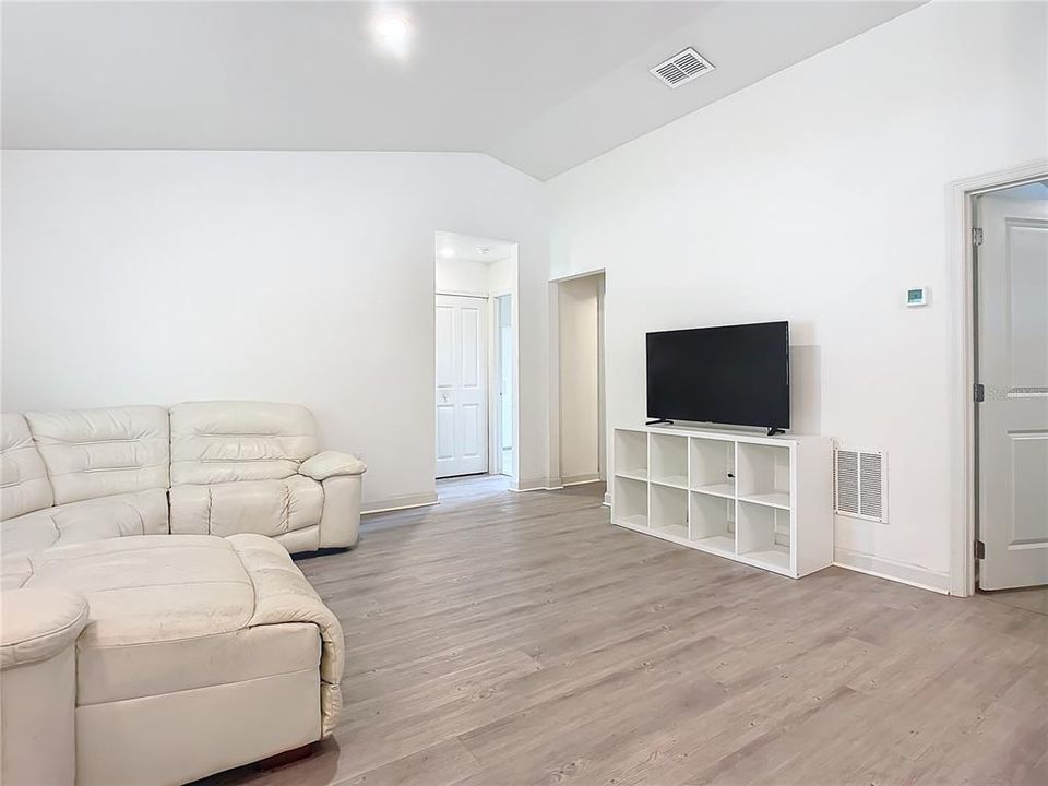 Active With Contract: $269,900 (3 beds, 2 baths, 1044 Square Feet)