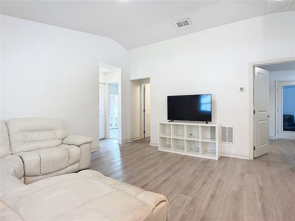 Active With Contract: $269,900 (3 beds, 2 baths, 1044 Square Feet)