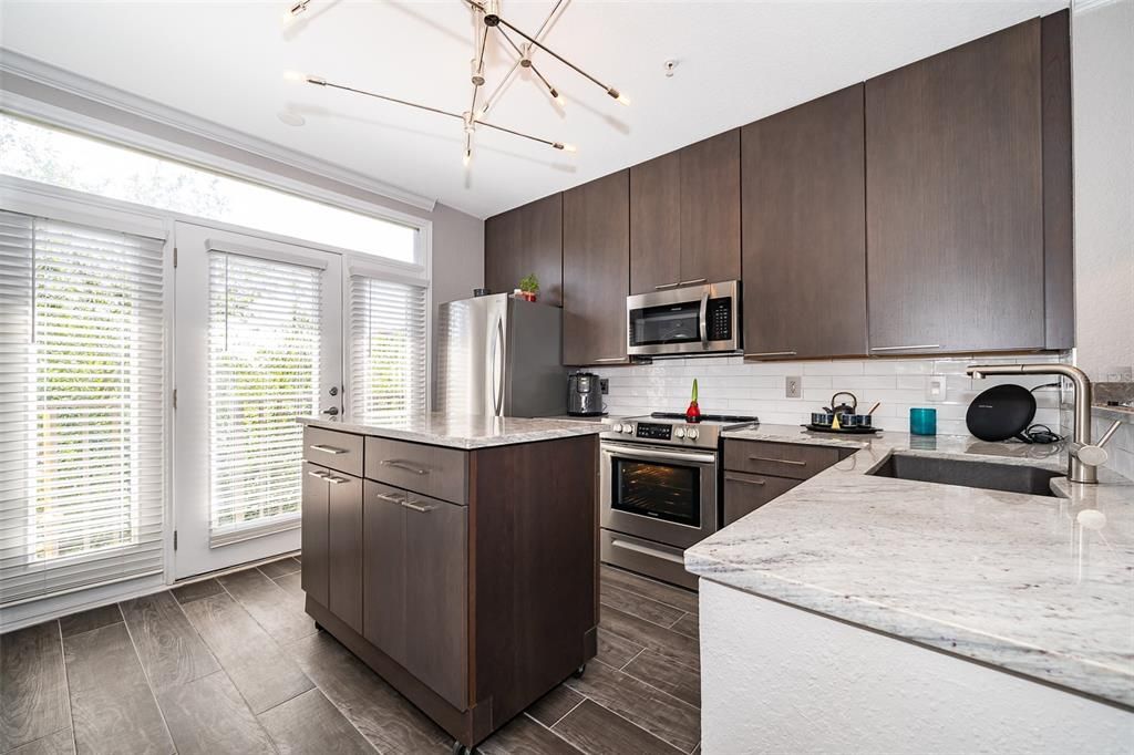 Active With Contract: $203,000 (1 beds, 1 baths, 647 Square Feet)