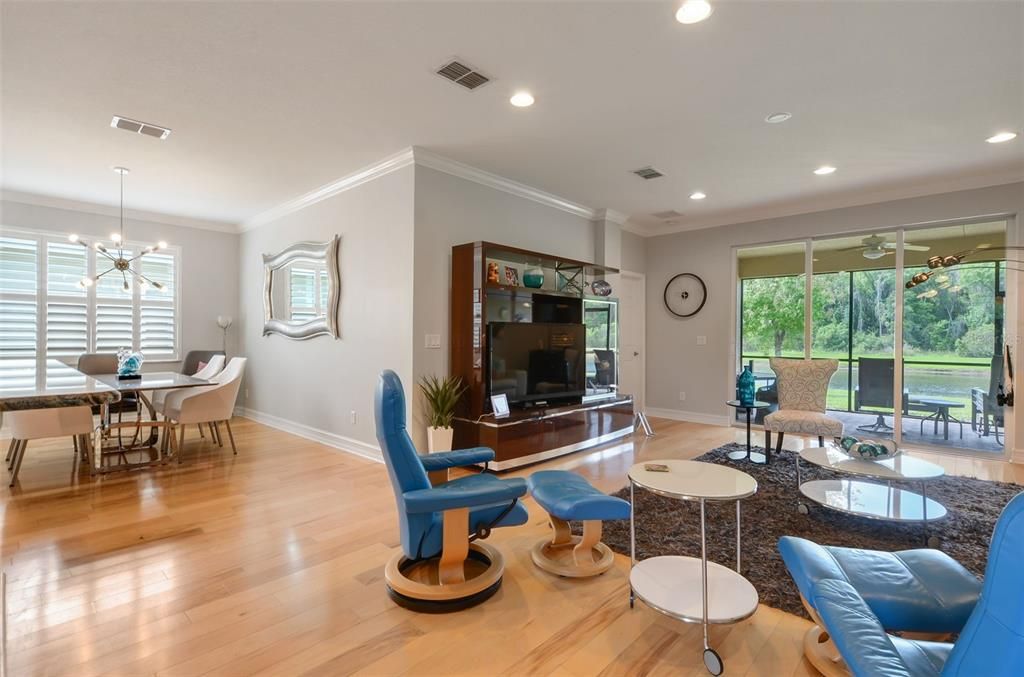 LIVING ROOM WITH SEPARATE DINING AREA. LIGHT & BRIGHT! (PREVIOUS TENANT FURNISHINGS)