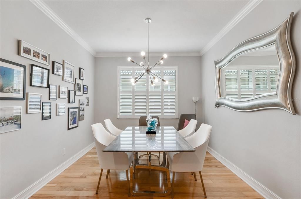 DINING AREA. PREVIOUS TENANT FURNISHINGS.