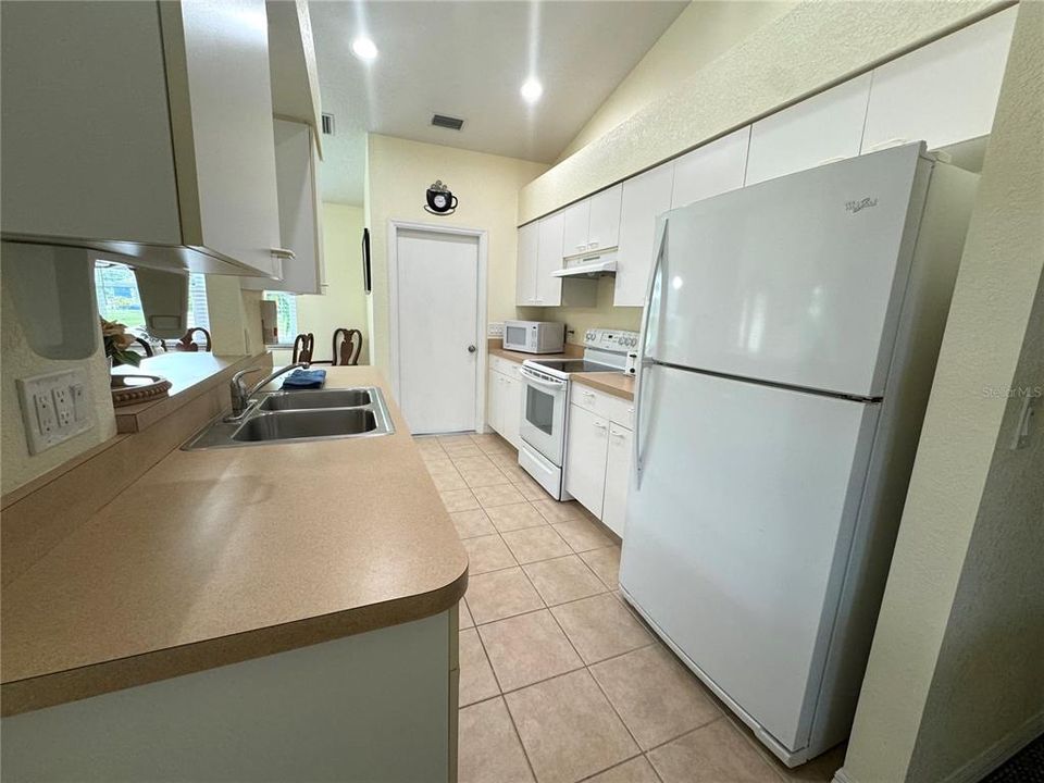 For Sale: $290,000 (2 beds, 2 baths, 992 Square Feet)