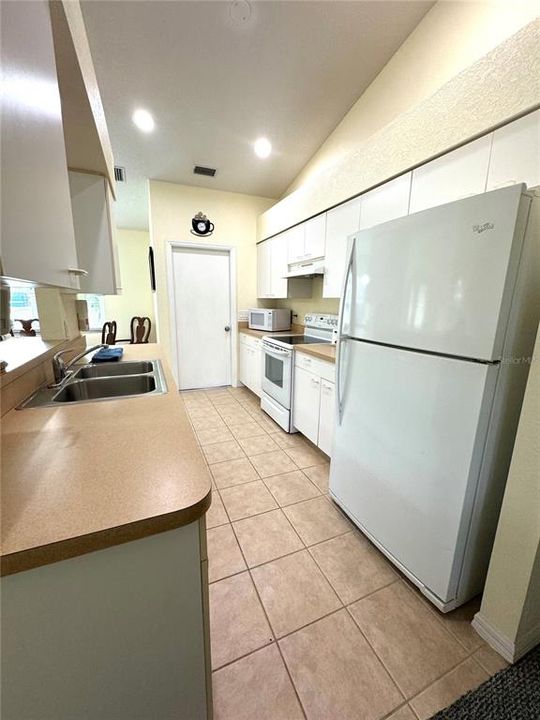 For Sale: $290,000 (2 beds, 2 baths, 992 Square Feet)