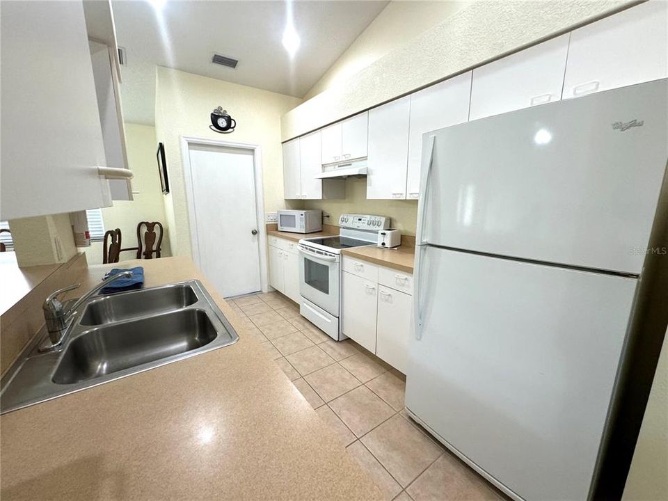 For Sale: $290,000 (2 beds, 2 baths, 992 Square Feet)