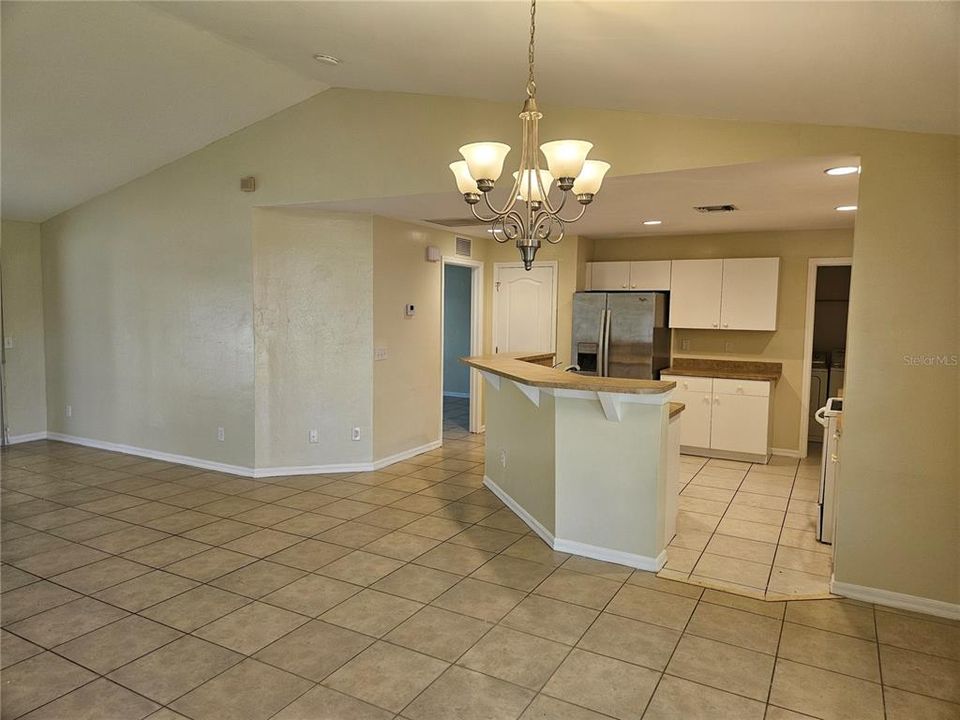 For Rent: $2,100 (3 beds, 2 baths, 1408 Square Feet)