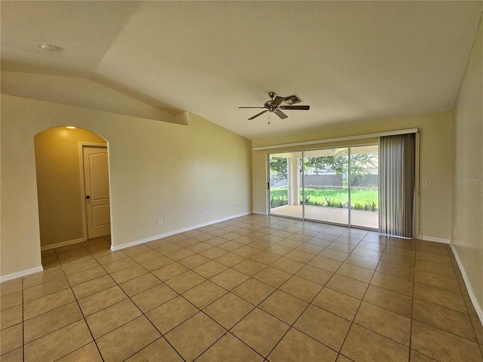 For Rent: $2,100 (3 beds, 2 baths, 1408 Square Feet)