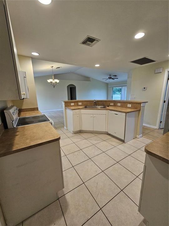 For Rent: $2,100 (3 beds, 2 baths, 1408 Square Feet)