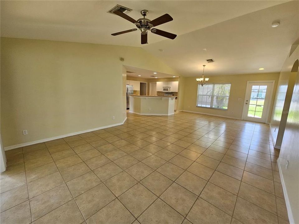 For Rent: $2,100 (3 beds, 2 baths, 1408 Square Feet)