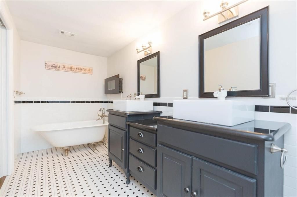 Active With Contract: $2,950 (4 beds, 2 baths, 2556 Square Feet)