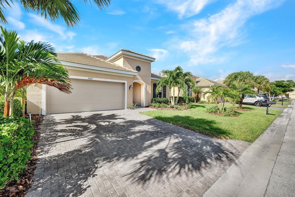 For Sale: $585,000 (3 beds, 2 baths, 1896 Square Feet)