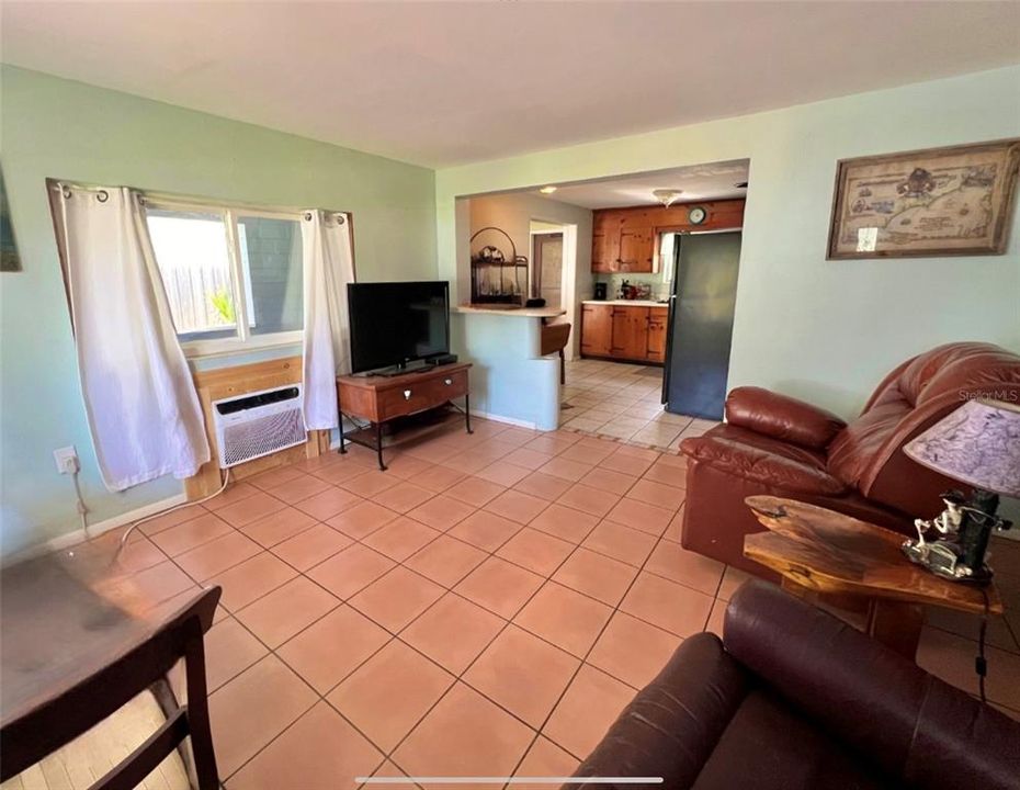 For Sale: $190,000 (2 beds, 1 baths, 820 Square Feet)