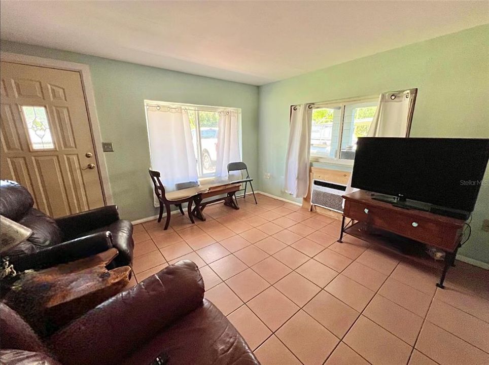 For Sale: $190,000 (2 beds, 1 baths, 820 Square Feet)