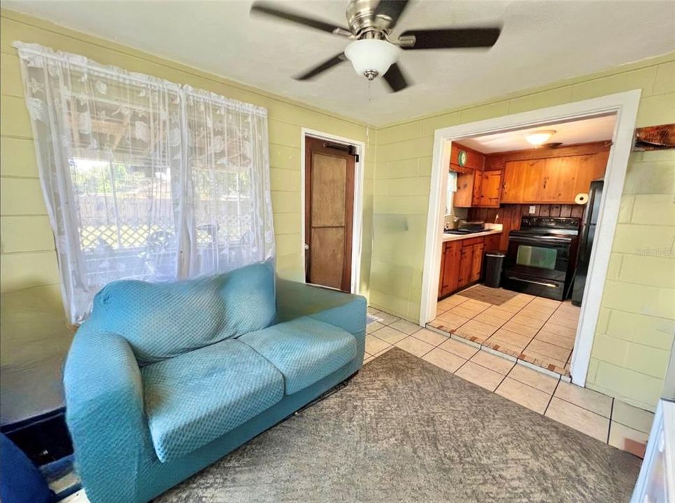 For Sale: $190,000 (2 beds, 1 baths, 820 Square Feet)