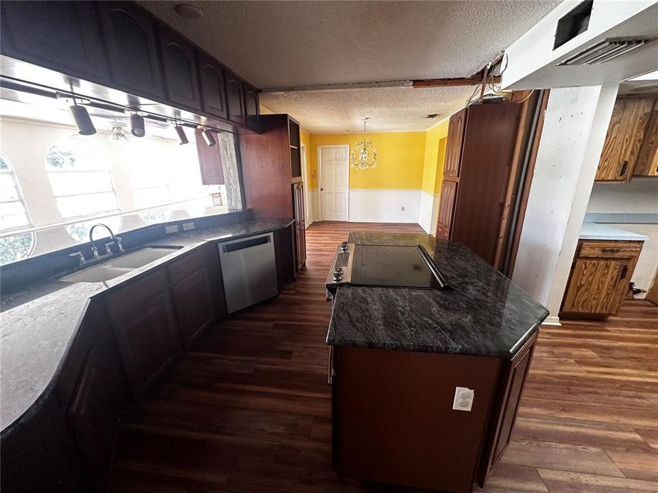 En Venta: $619,900 (4 camas, 3 baños, 2215 Pies cuadrados)