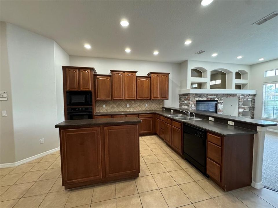 Active With Contract: $3,250 (4 beds, 4 baths, 3147 Square Feet)