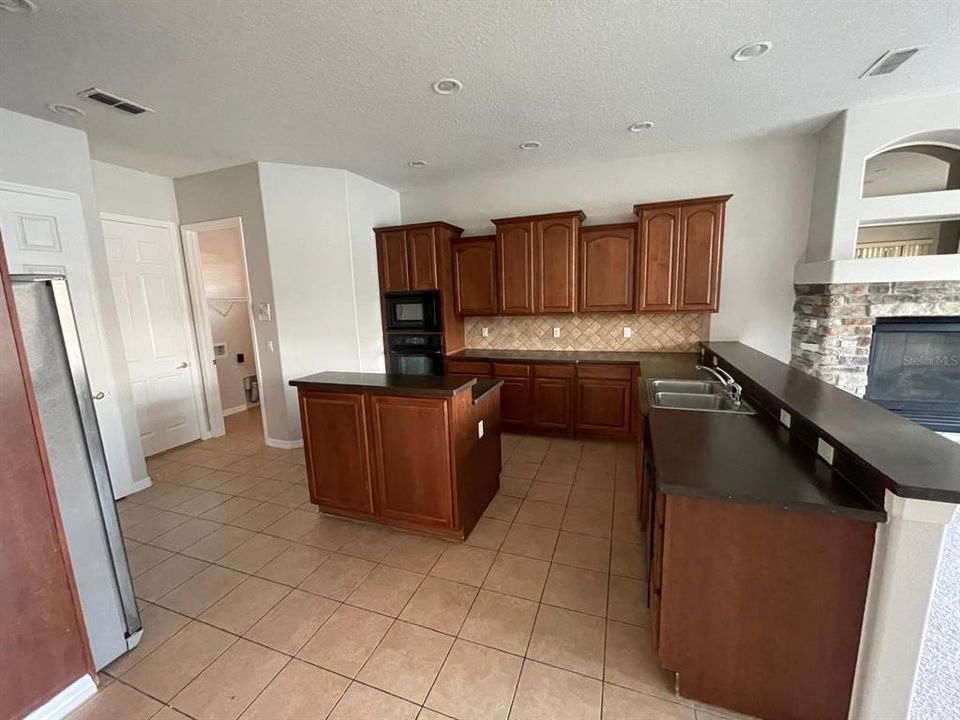 Active With Contract: $3,250 (4 beds, 4 baths, 3147 Square Feet)