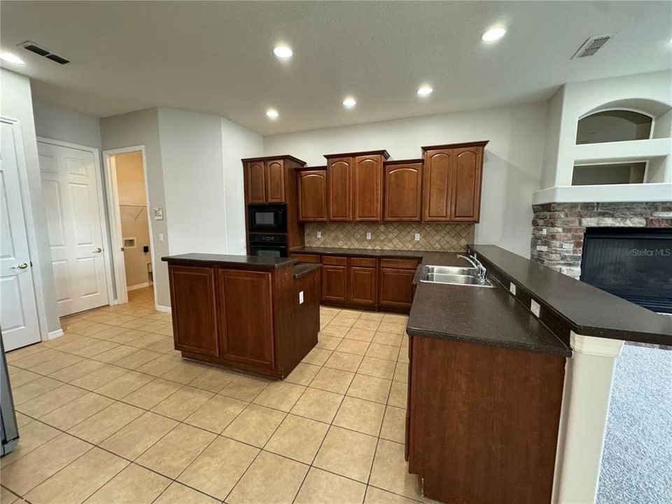 Active With Contract: $3,250 (4 beds, 4 baths, 3147 Square Feet)