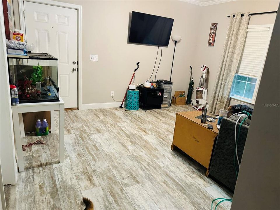 Bonus room/in-law living space w/private entrance