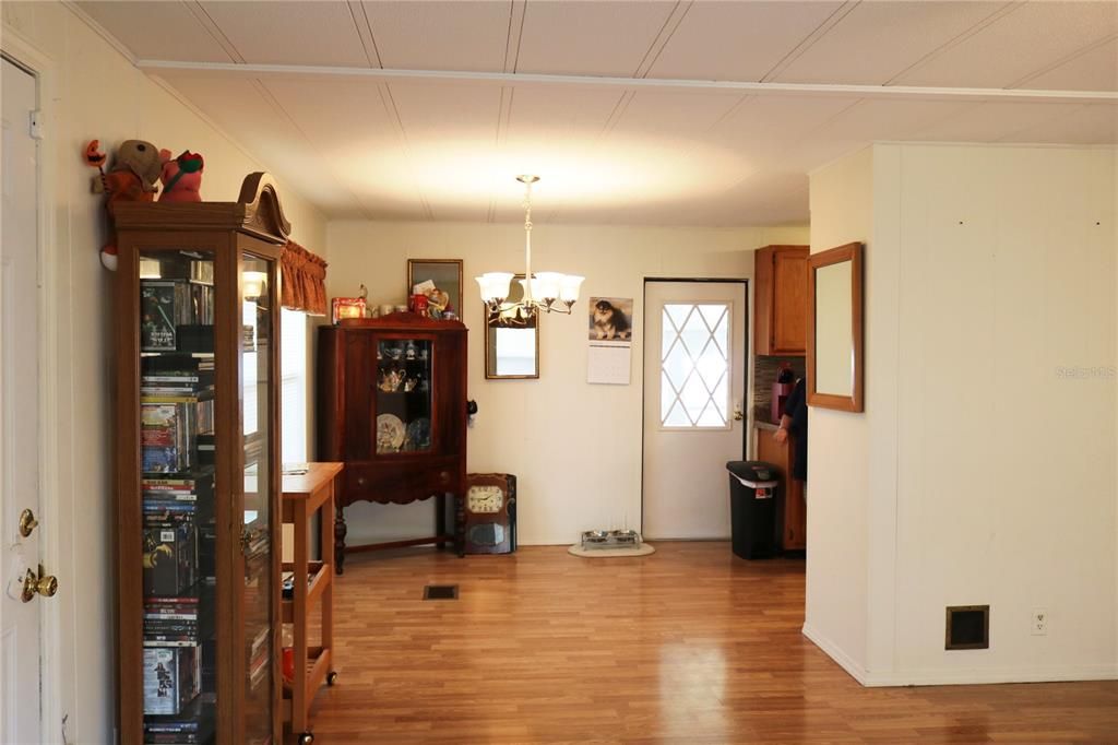 For Sale: $130,000 (2 beds, 1 baths, 864 Square Feet)