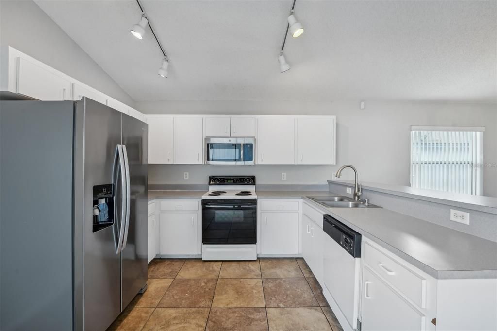 Active With Contract: $324,900 (3 beds, 2 baths, 1444 Square Feet)