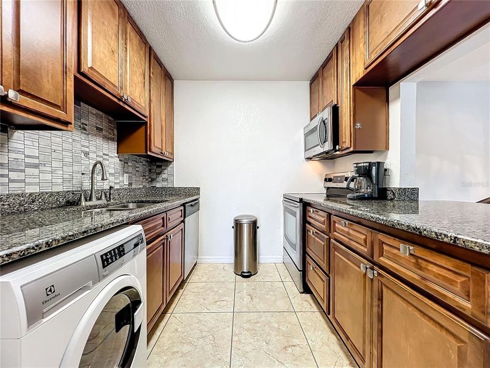 For Sale: $166,900 (1 beds, 1 baths, 720 Square Feet)