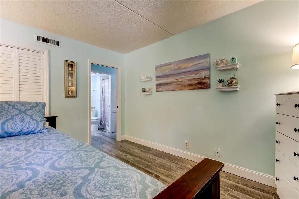 Active With Contract: $389,900 (2 beds, 2 baths, 1294 Square Feet)