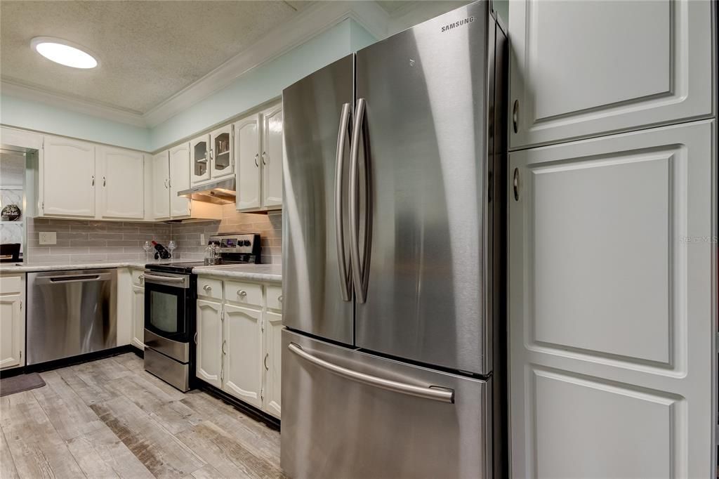 Active With Contract: $389,900 (2 beds, 2 baths, 1294 Square Feet)