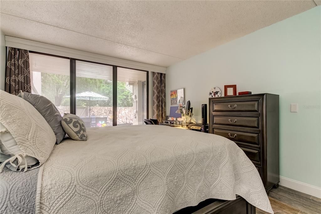 Active With Contract: $389,900 (2 beds, 2 baths, 1294 Square Feet)