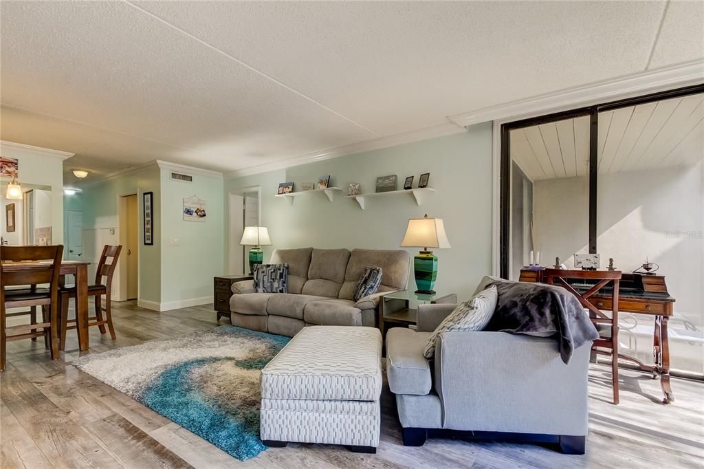 Active With Contract: $389,900 (2 beds, 2 baths, 1294 Square Feet)