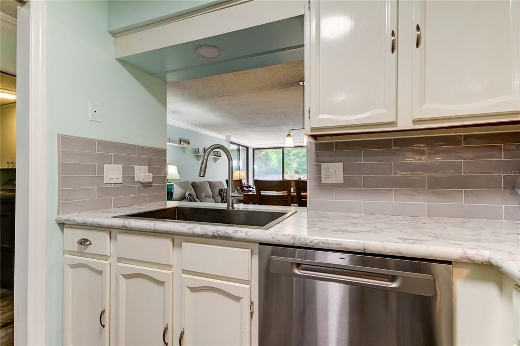 Active With Contract: $389,900 (2 beds, 2 baths, 1294 Square Feet)