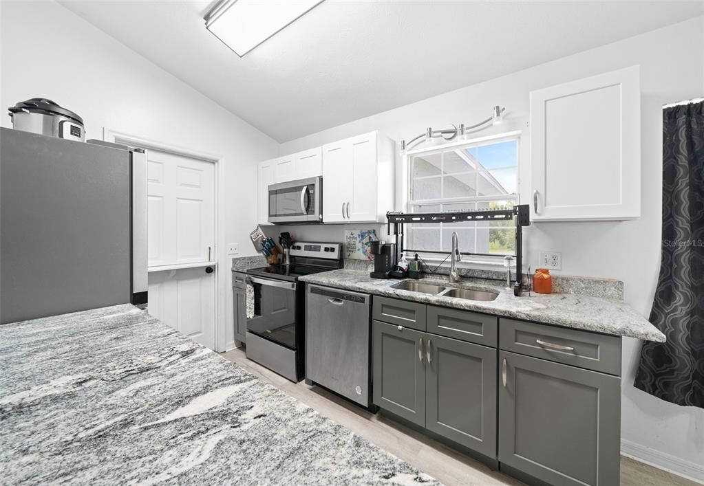 Active With Contract: $199,900 (2 beds, 2 baths, 1011 Square Feet)