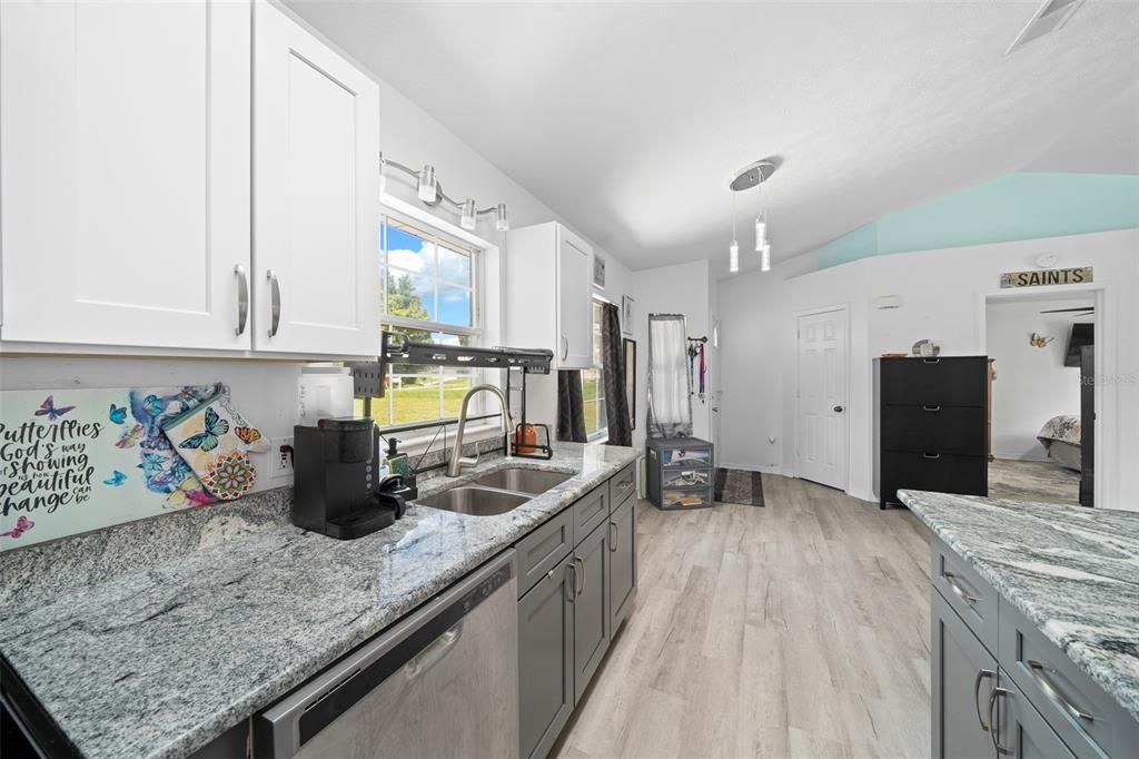 Active With Contract: $199,900 (2 beds, 2 baths, 1011 Square Feet)