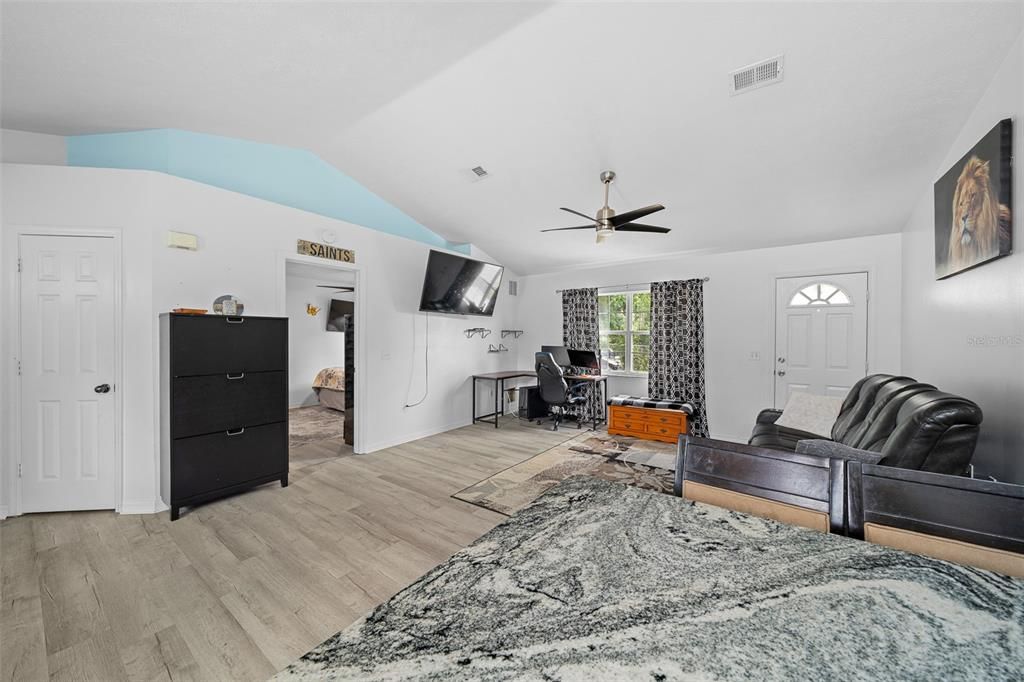 Active With Contract: $199,900 (2 beds, 2 baths, 1011 Square Feet)