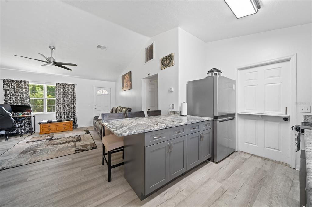 Active With Contract: $199,900 (2 beds, 2 baths, 1011 Square Feet)