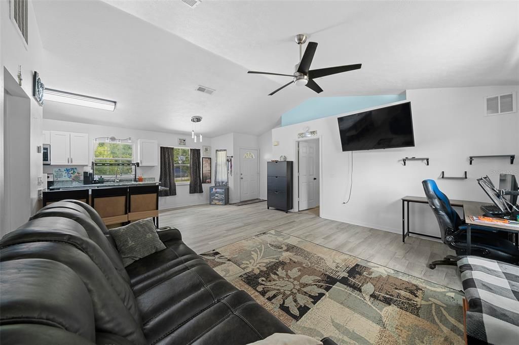 Active With Contract: $199,900 (2 beds, 2 baths, 1011 Square Feet)