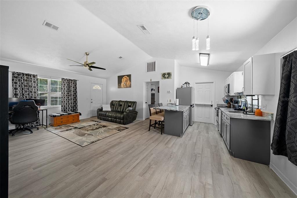 Active With Contract: $199,900 (2 beds, 2 baths, 1011 Square Feet)