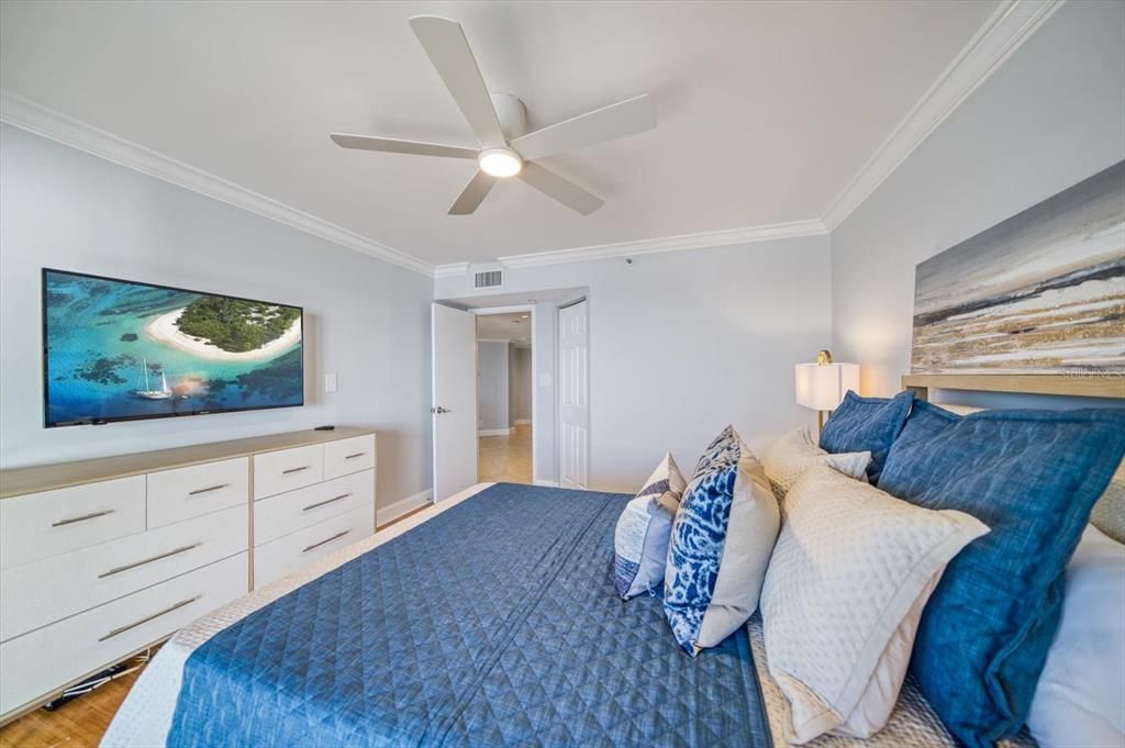 Active With Contract: $1,175,000 (2 beds, 2 baths, 1295 Square Feet)