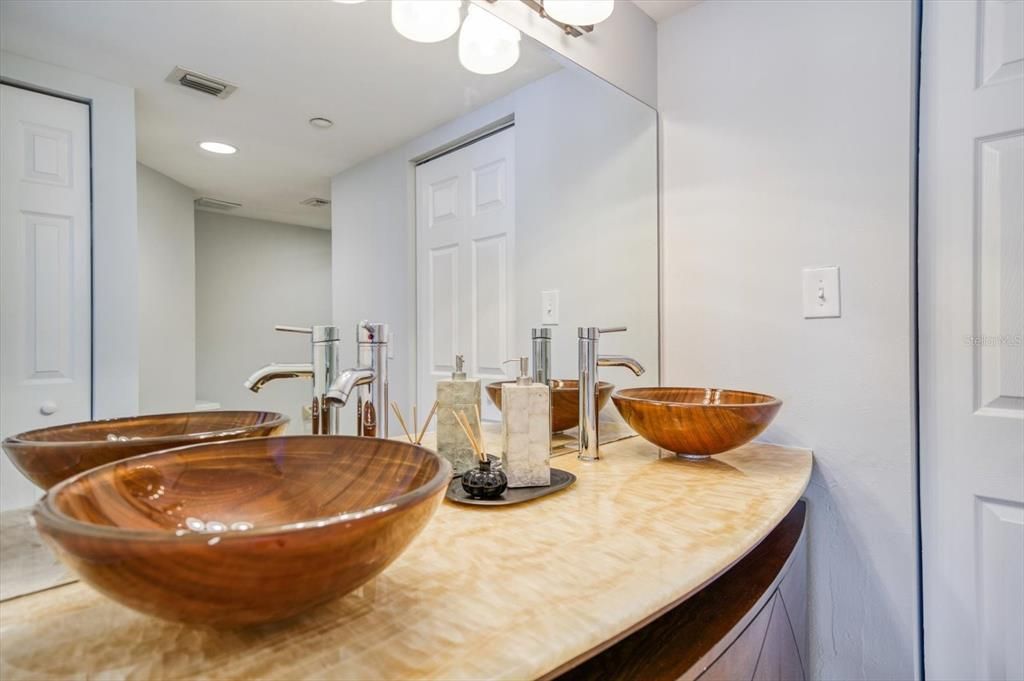 Active With Contract: $1,175,000 (2 beds, 2 baths, 1295 Square Feet)