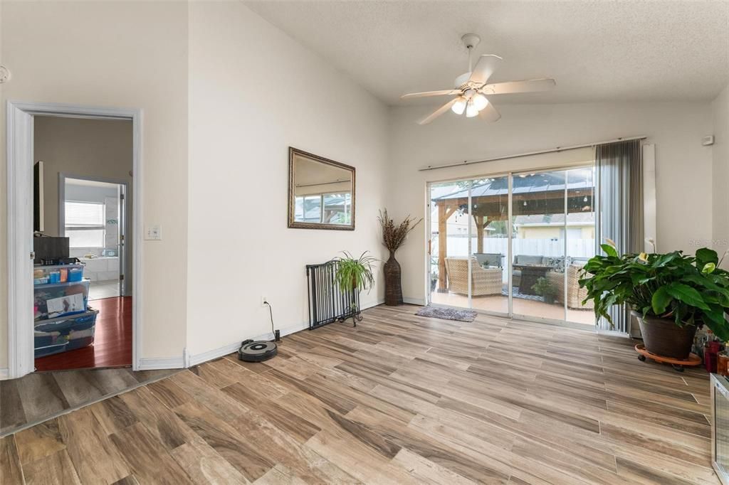 Active With Contract: $360,000 (3 beds, 2 baths, 1484 Square Feet)