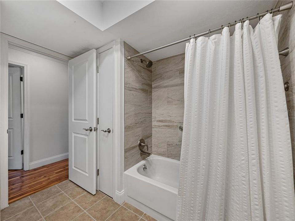 Beautiful neutral colors and nice sized linen closet for added storage~