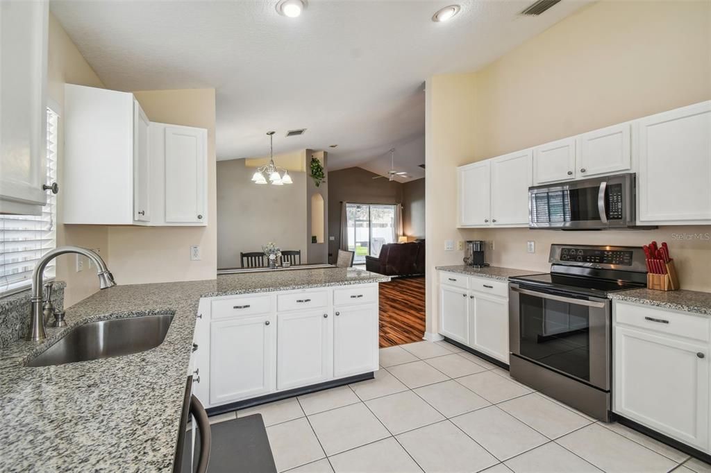 Active With Contract: $345,000 (3 beds, 2 baths, 1640 Square Feet)